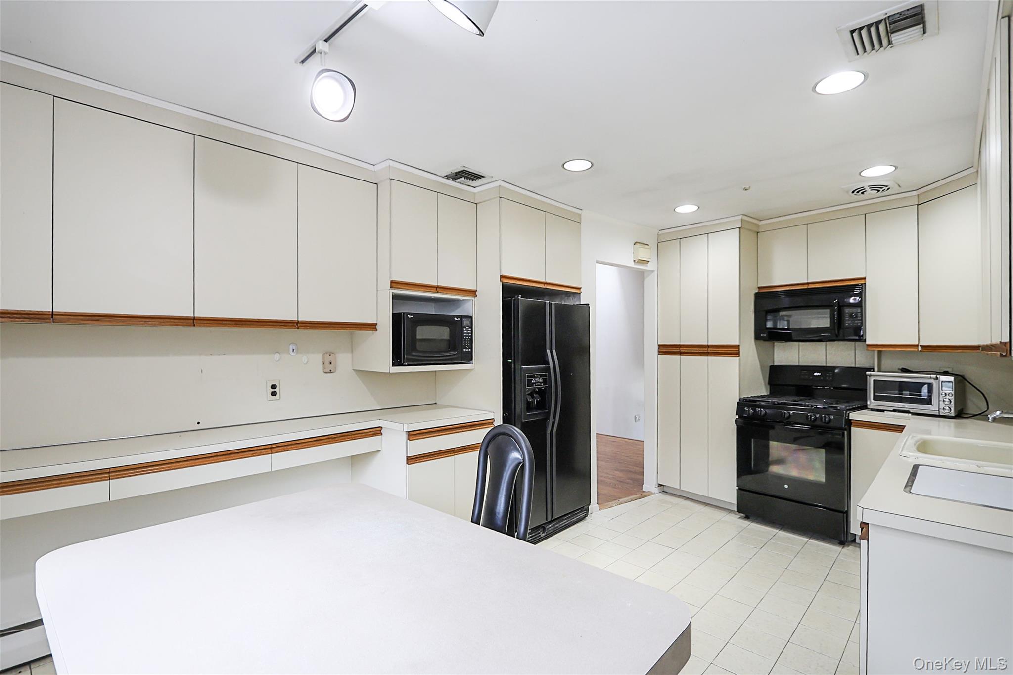 Woodbury, New York 11797, United States, 4 Bedrooms Bedrooms, ,3 BathroomsBathrooms,Residential,Active,207305