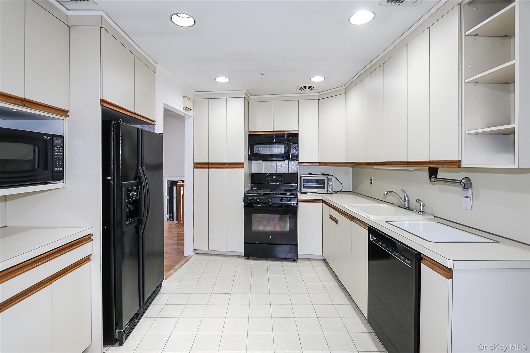 Woodbury, New York 11797, United States, 4 Bedrooms Bedrooms, ,3 BathroomsBathrooms,Residential,Active,207305