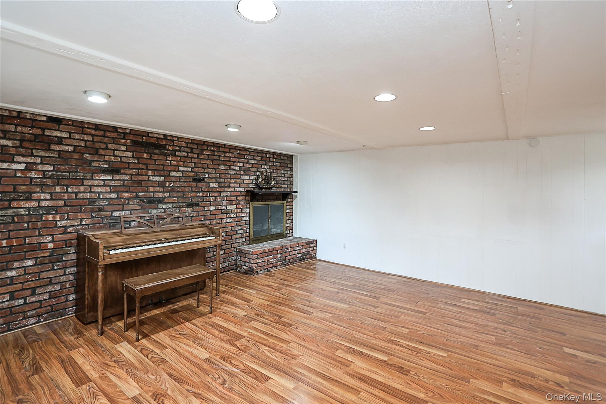 Woodbury, New York 11797, United States, 4 Bedrooms Bedrooms, ,3 BathroomsBathrooms,Residential,Active,207305