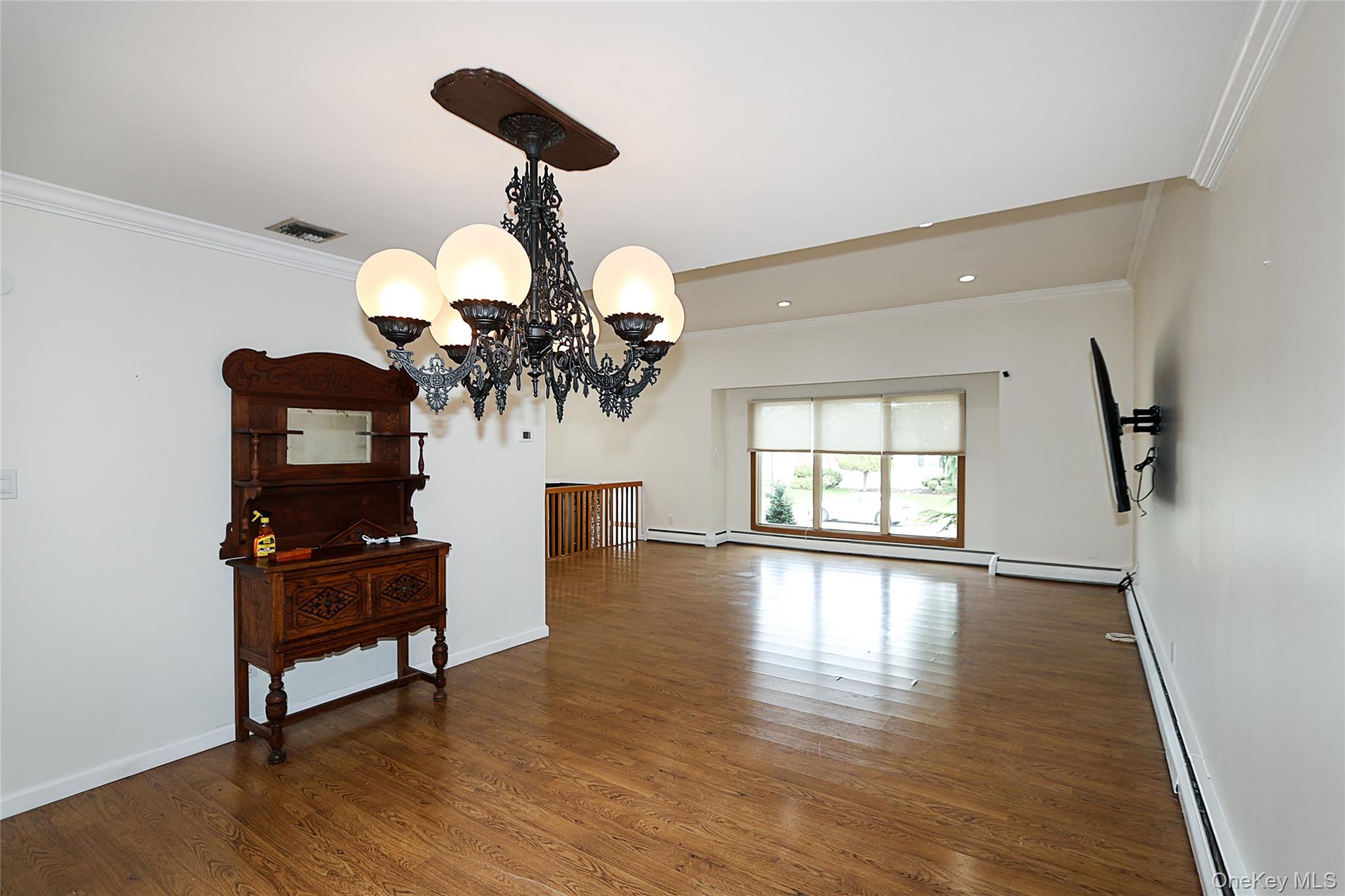 Woodbury, New York 11797, United States, 4 Bedrooms Bedrooms, ,3 BathroomsBathrooms,Residential,Active,207305