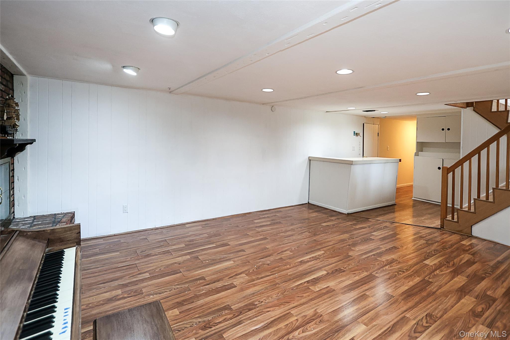 Woodbury, New York 11797, United States, 4 Bedrooms Bedrooms, ,3 BathroomsBathrooms,Residential,Active,207305