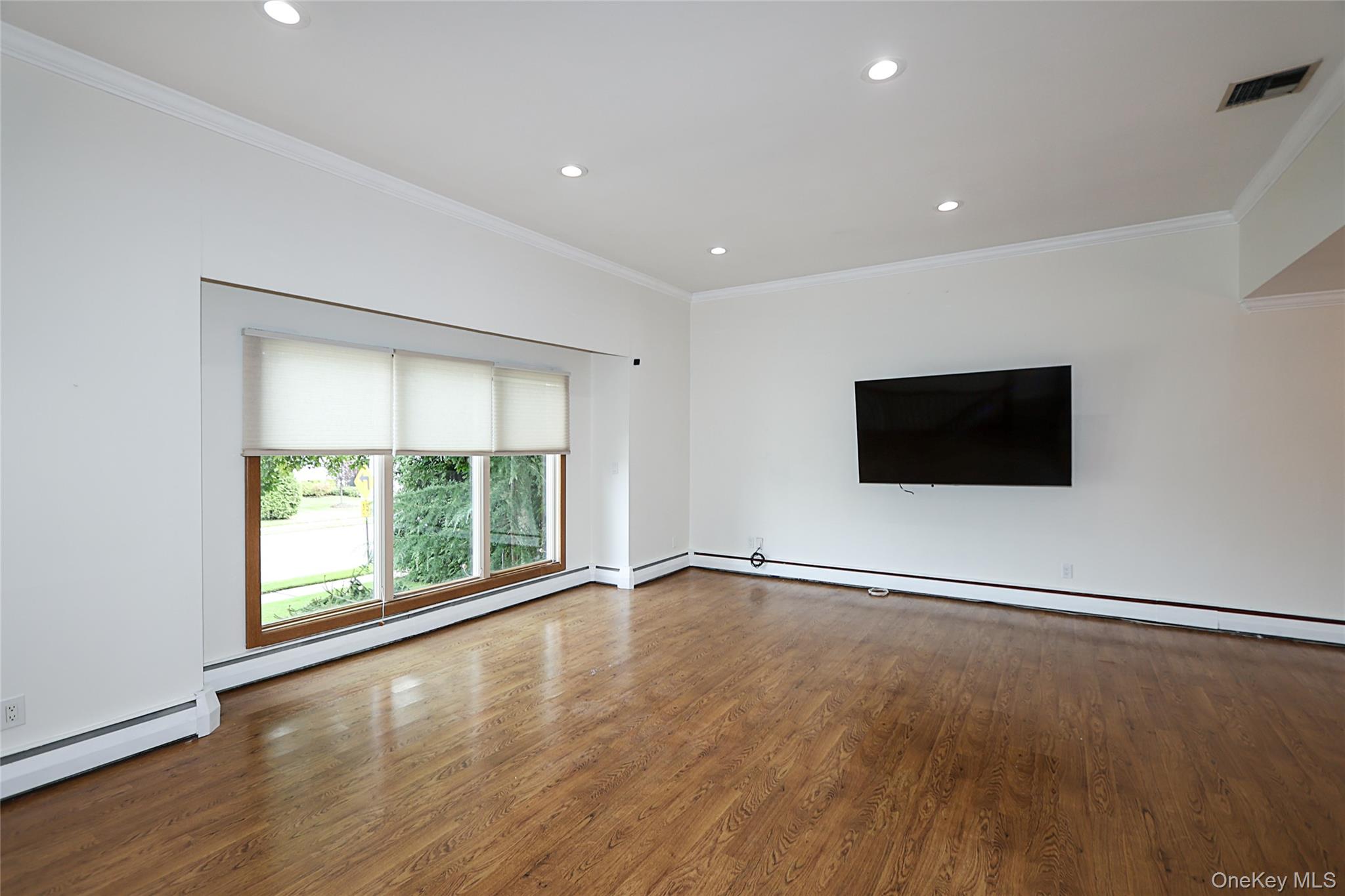 Woodbury, New York 11797, United States, 4 Bedrooms Bedrooms, ,3 BathroomsBathrooms,Residential,Active,207305