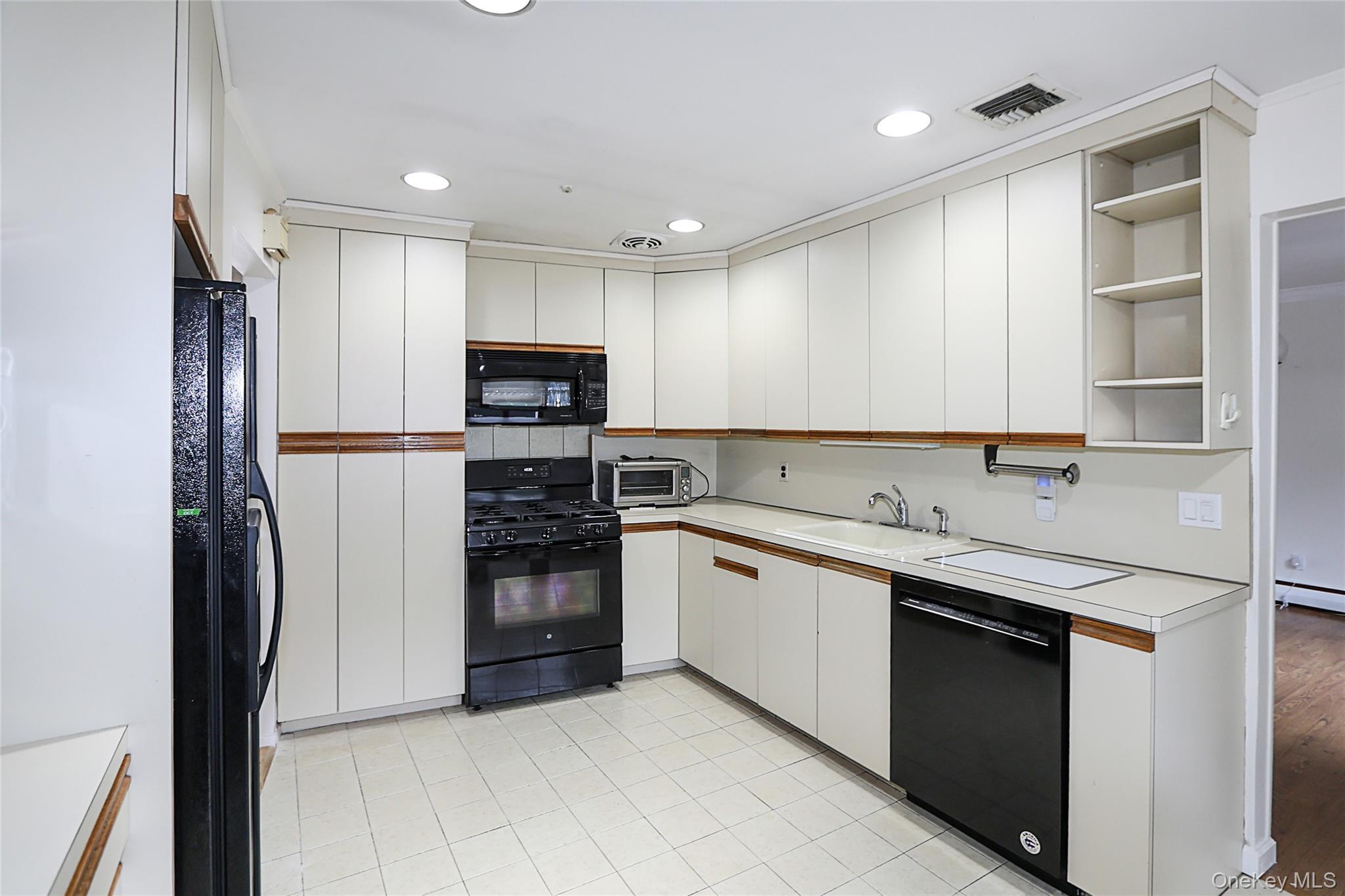 Woodbury, New York 11797, United States, 4 Bedrooms Bedrooms, ,3 BathroomsBathrooms,Residential,Active,207305