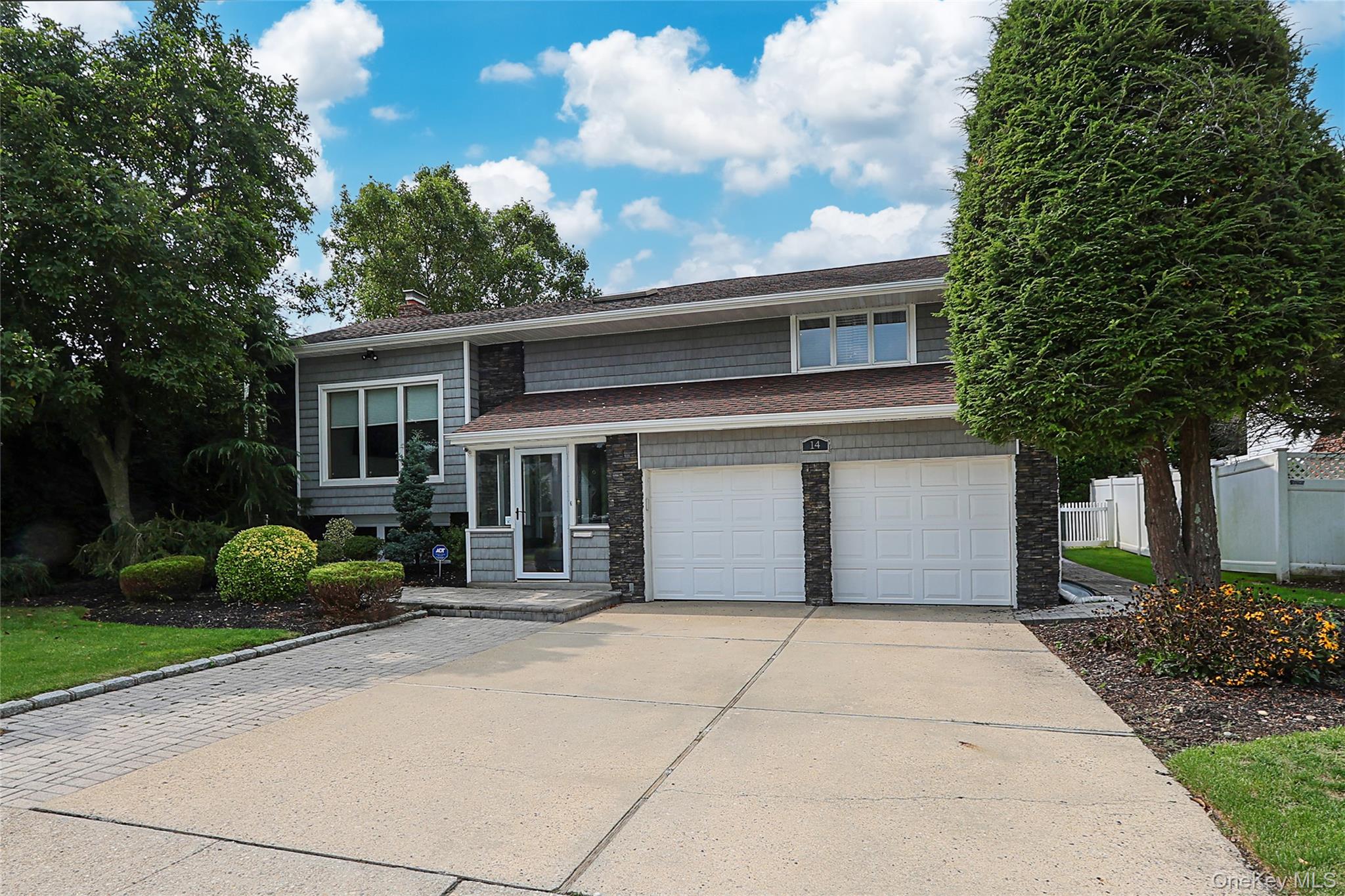 Woodbury, New York 11797, United States, 4 Bedrooms Bedrooms, ,3 BathroomsBathrooms,Residential,Active,207305