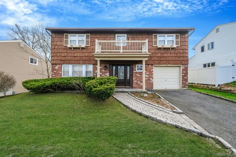 Homes For Sale - 19 Woodoak Lane<br/> Huntington, NY 11743