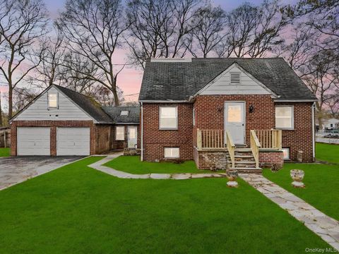 Photo of 25 Revilo Avenue, Shirley, NY 11967 (MLS # 987317)