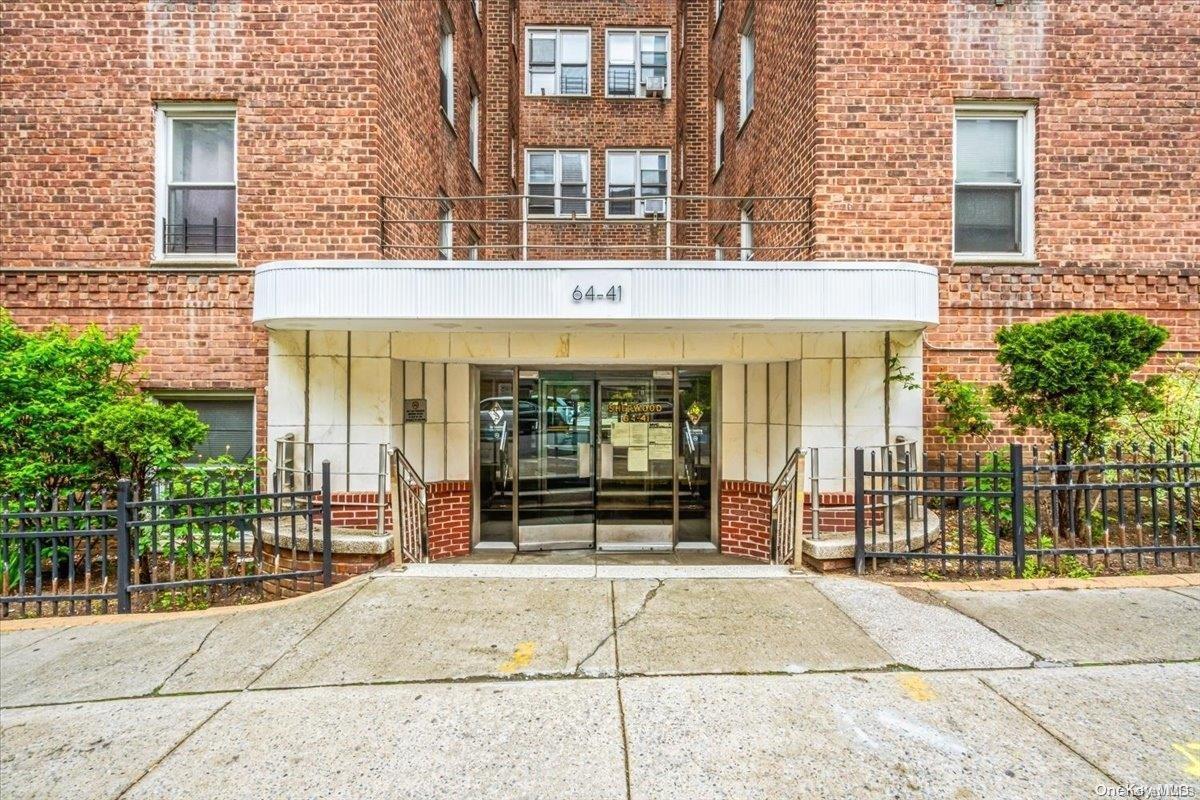 Saunders Street, Rego Park, Queens, NY - 2 Bedrooms  
1 Bathrooms  
4 Rooms - 