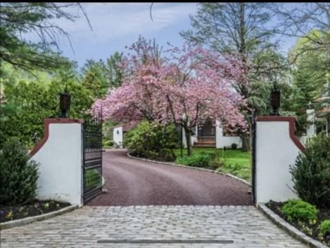 8 Plaka Court Old Brookville NY 11545