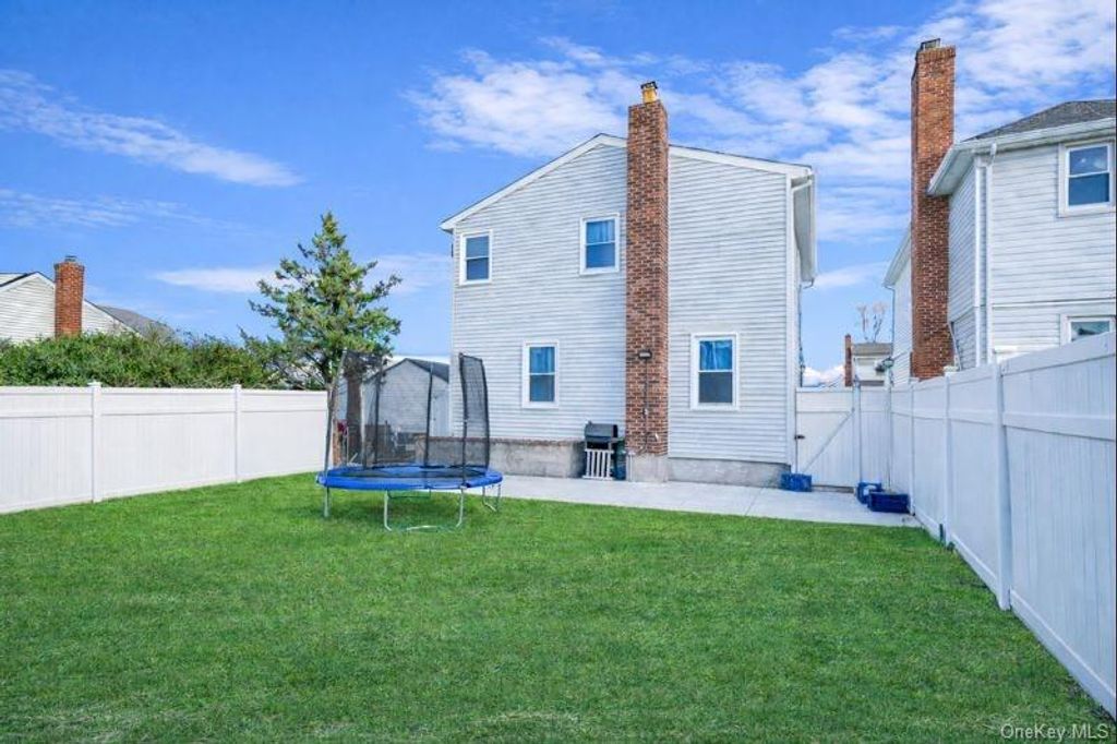 Photo of 146 Terrace Avenue, Elmont, NY 11003 (MLS # 946799)