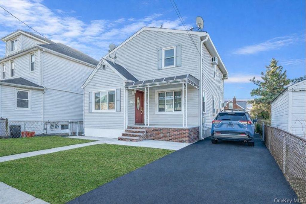 Photo of 146 Terrace Avenue, Elmont, NY 11003 (MLS # 946799)