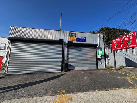 Photo of 95 E Jericho Turnpike, Huntington Station, NY 11746 (MLS # 985795)