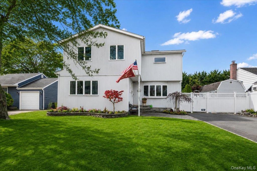 Photo of 44 E End Avenue, Hicksville, NY 11801 (MLS # 985922)