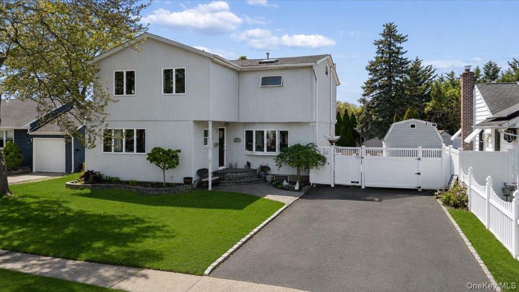 Photo of 44 E End Avenue, Hicksville, NY 11801 (MLS # 985922)