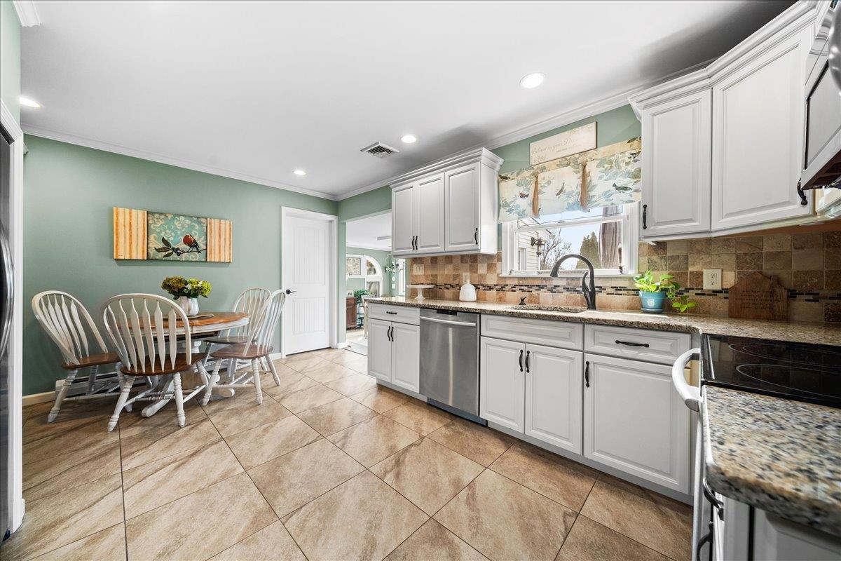 153 S Bayview Avenue, Amityville, New York image 8