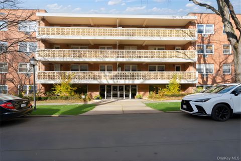 Homes For Sale - 45 Hill Park Avenue #PR2<br/> Great Neck, NY 11021