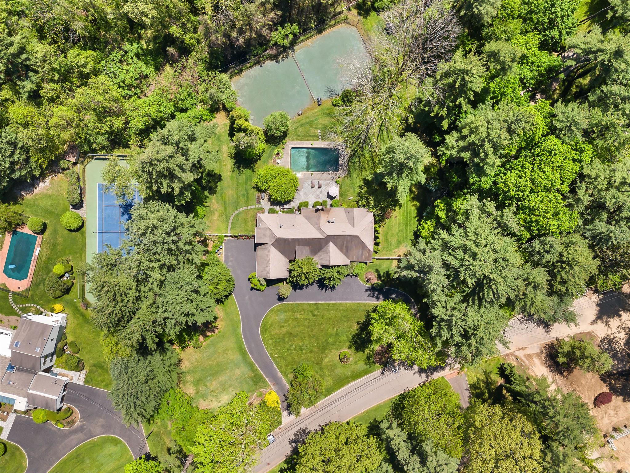 47 Valley Road, Old Westbury, New York image 40