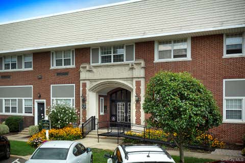Apartment For Rent - 425 Newbridge Road #12<br/> East Meadow, NY 11554