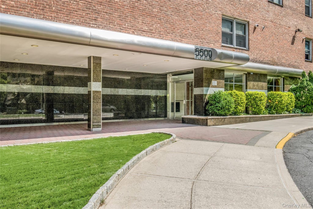 Photo of 5500 Fieldston Road #6FF, Bronx, NY 10471 (MLS # 1058077)
