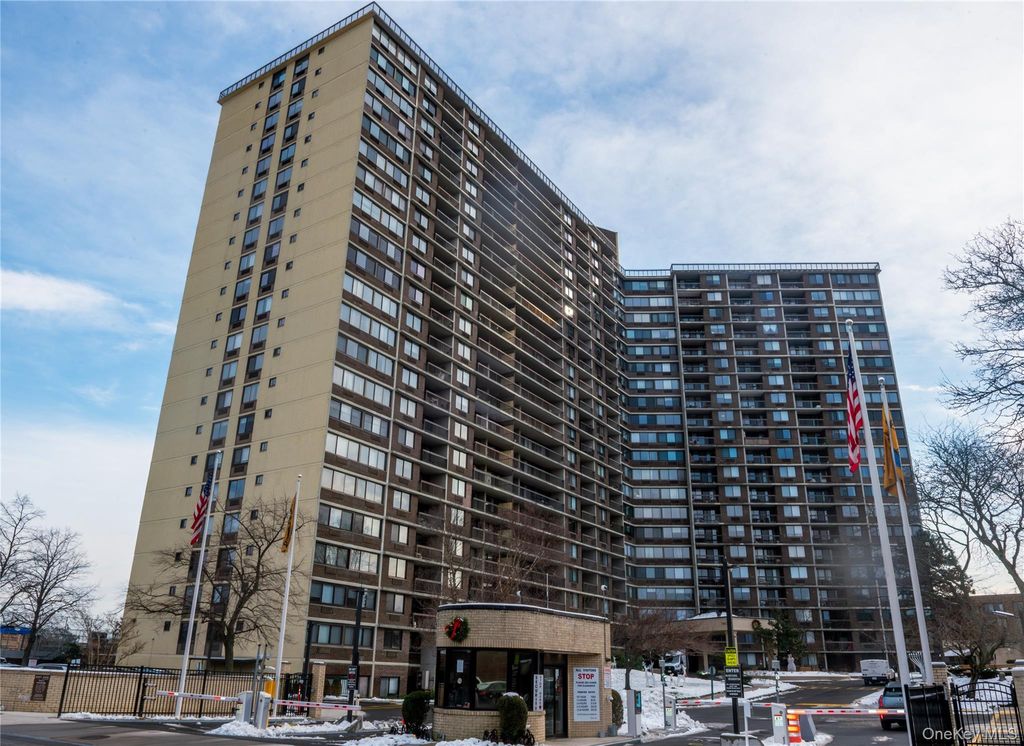 Photo of 2 Bay Club Drive #2T, Bayside, NY 11360 (MLS # 946808)