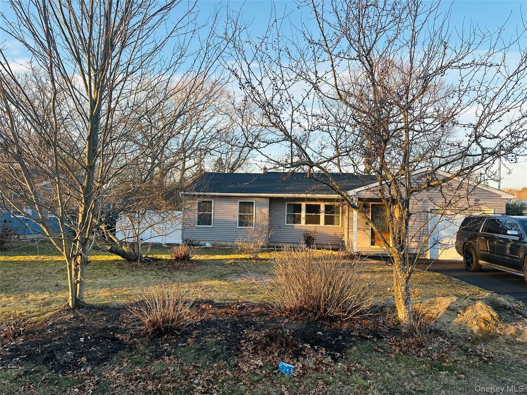 Photo of 33 Loughlin Dr Dr, Shirley, NY 11967 (MLS # 952940)