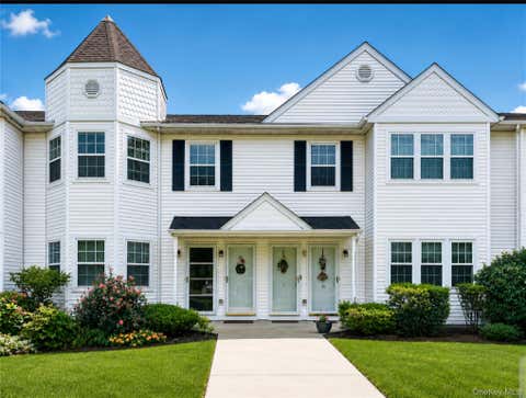 Condo For Sale - 25 Victorian Lane<br/> Medford, NY 11763
