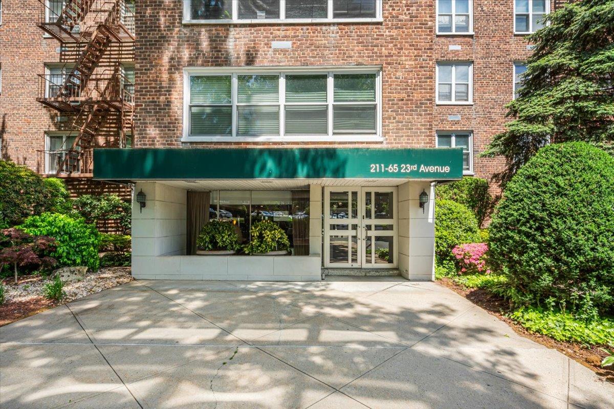 23rd Avenue 1B, Bayside, Queens, NY - 2 Bedrooms  
1 Bathrooms  
5 Rooms - 