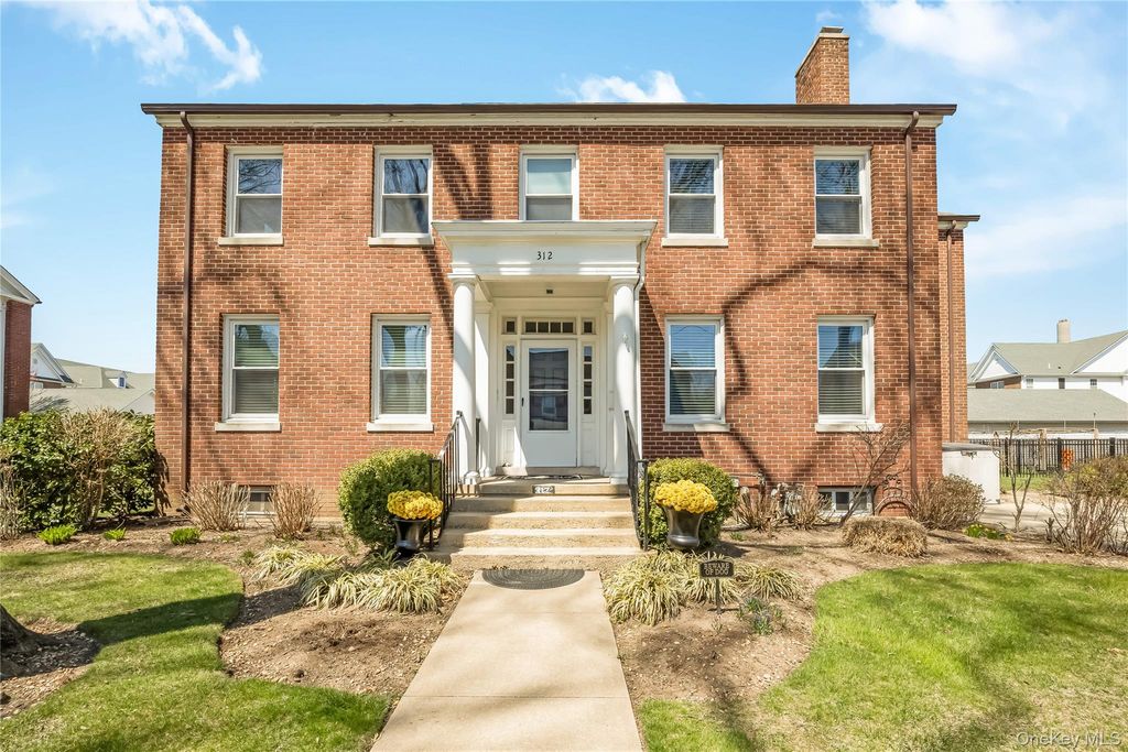 Photo of 312 Ellington Avenue E, Garden City, NY 11530 (MLS # 985468)