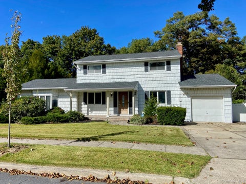 Photo of 21 Shelton Court, Commack, NY 11725 (MLS # 1061774)