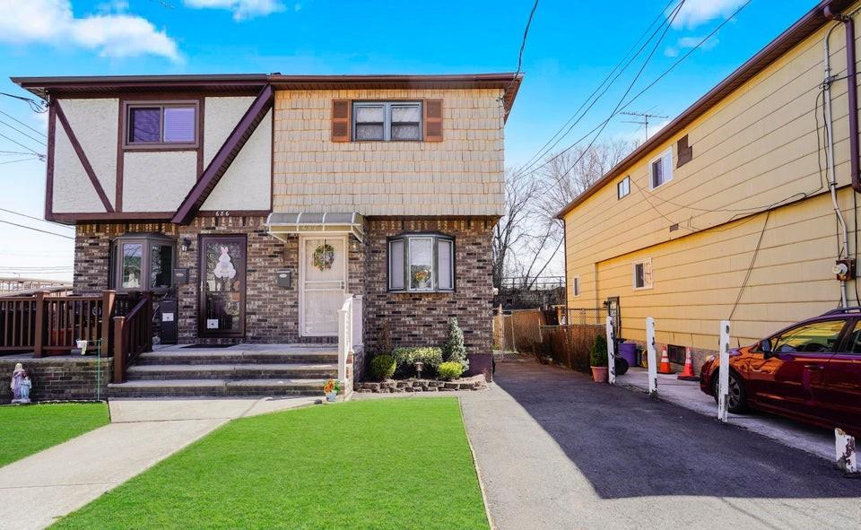 688 N Railroad Avenue Ave, Staten Island, New York image 1