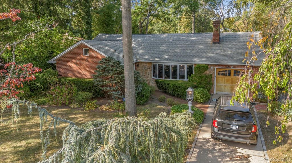 Photo of 39 Annette Drive, Port Washington, NY 11050 (MLS # 922658)