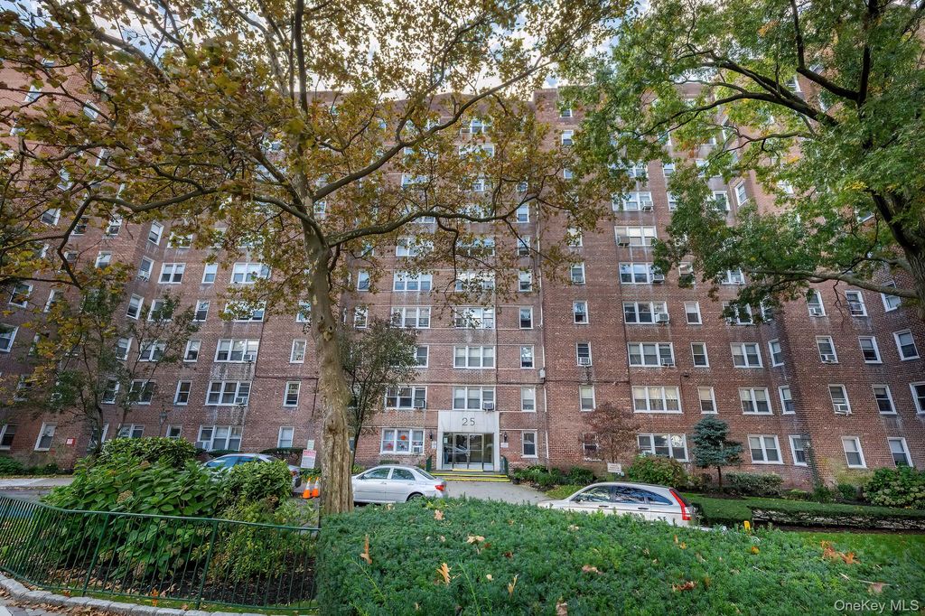 Photo of 25 Knolls Crescent #6C, Bronx, NY 10463 (MLS # 964782)