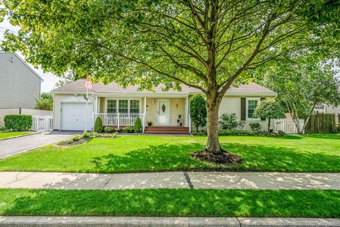 Photo of 9 Pine Street, Central Islip, NY 11722 (MLS # 902691)