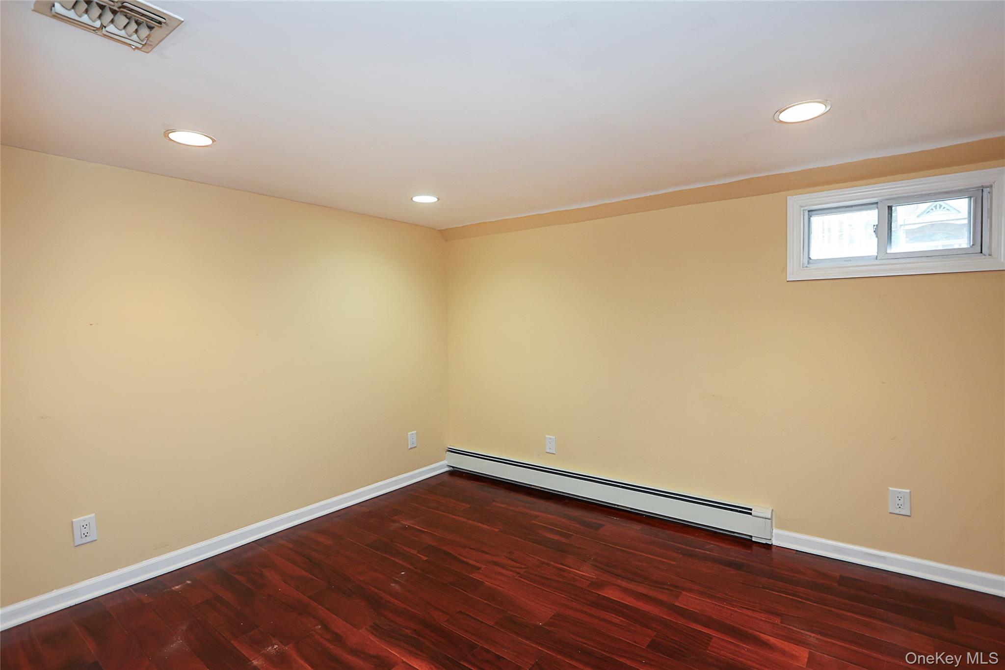 Old Bethpage, New York 11804, United States, 3 Bedrooms Bedrooms, ,3 BathroomsBathrooms,Residential,Active,206711