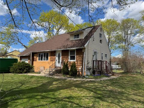 Photo of 41 Princeton Street, Bay Shore, NY 11706 (MLS # 987155)