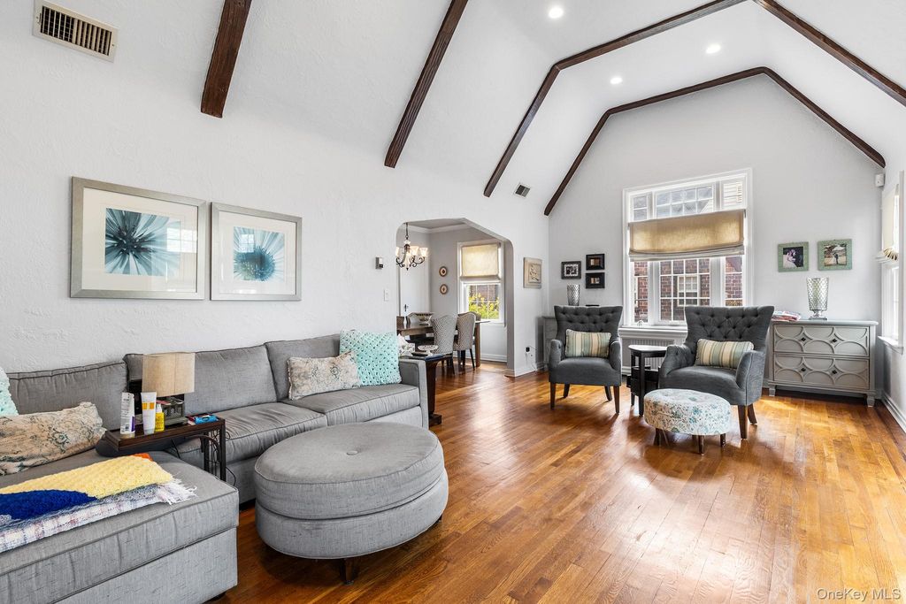 Photo of 524 Concord Avenue, Williston Park, NY 11596 (MLS # 986779)