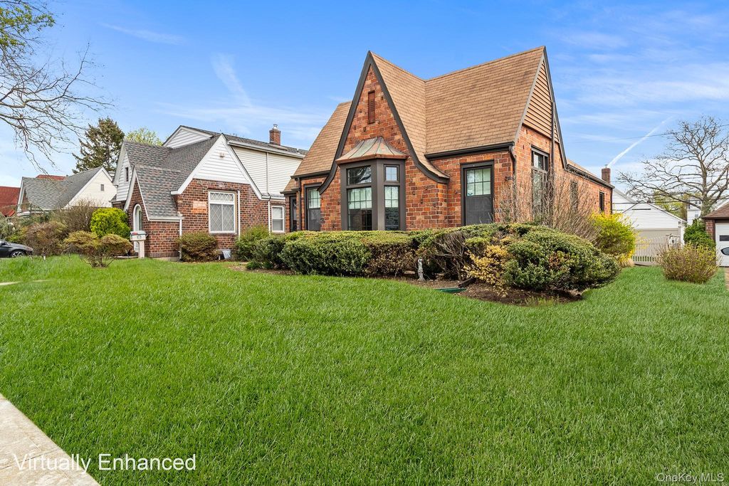 Photo of 524 Concord Avenue, Williston Park, NY 11596 (MLS # 986779)