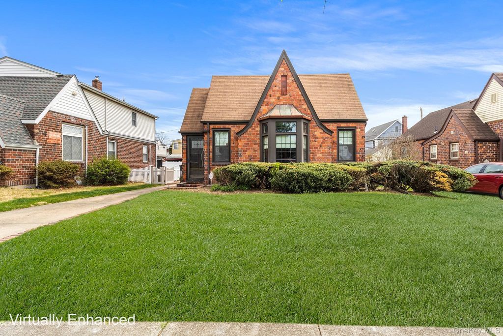 Photo of 524 Concord Avenue, Williston Park, NY 11596 (MLS # 986779)