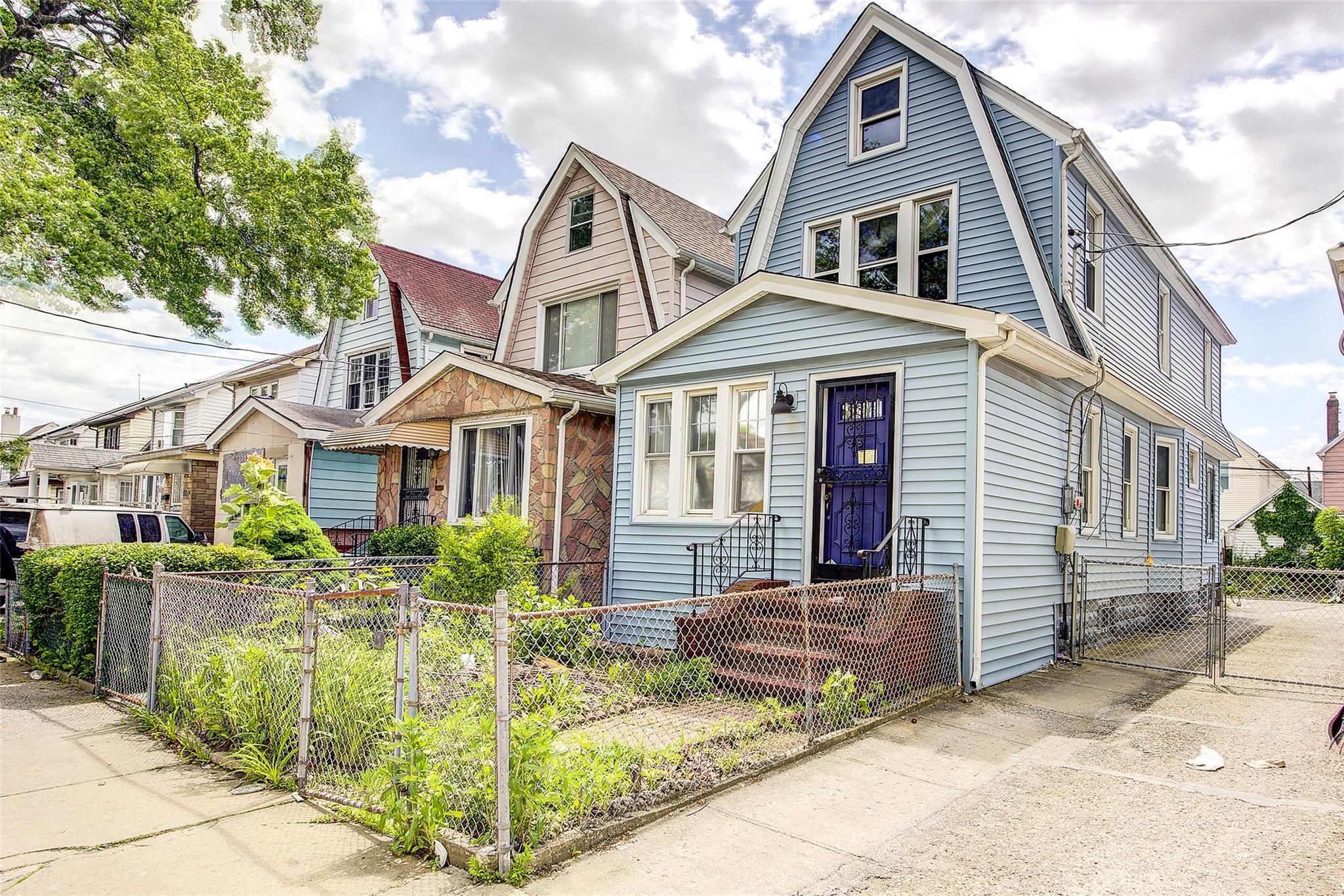 186th Street, Hollis, Queens, NY - 3 Bedrooms  
3 Bathrooms  
5 Rooms - 