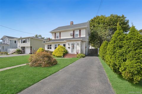 Photo of 216 Jayne Avenue, Patchogue, NY 11772 (MLS # 927324)