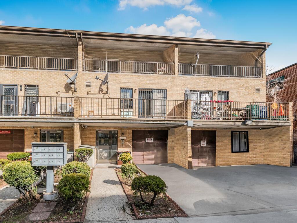 Property for Sale at Barclay Avenue A8, Flushing, Queens, NY - Bedrooms: 2 
Bathrooms: 1 
Rooms: 4  - $490,000