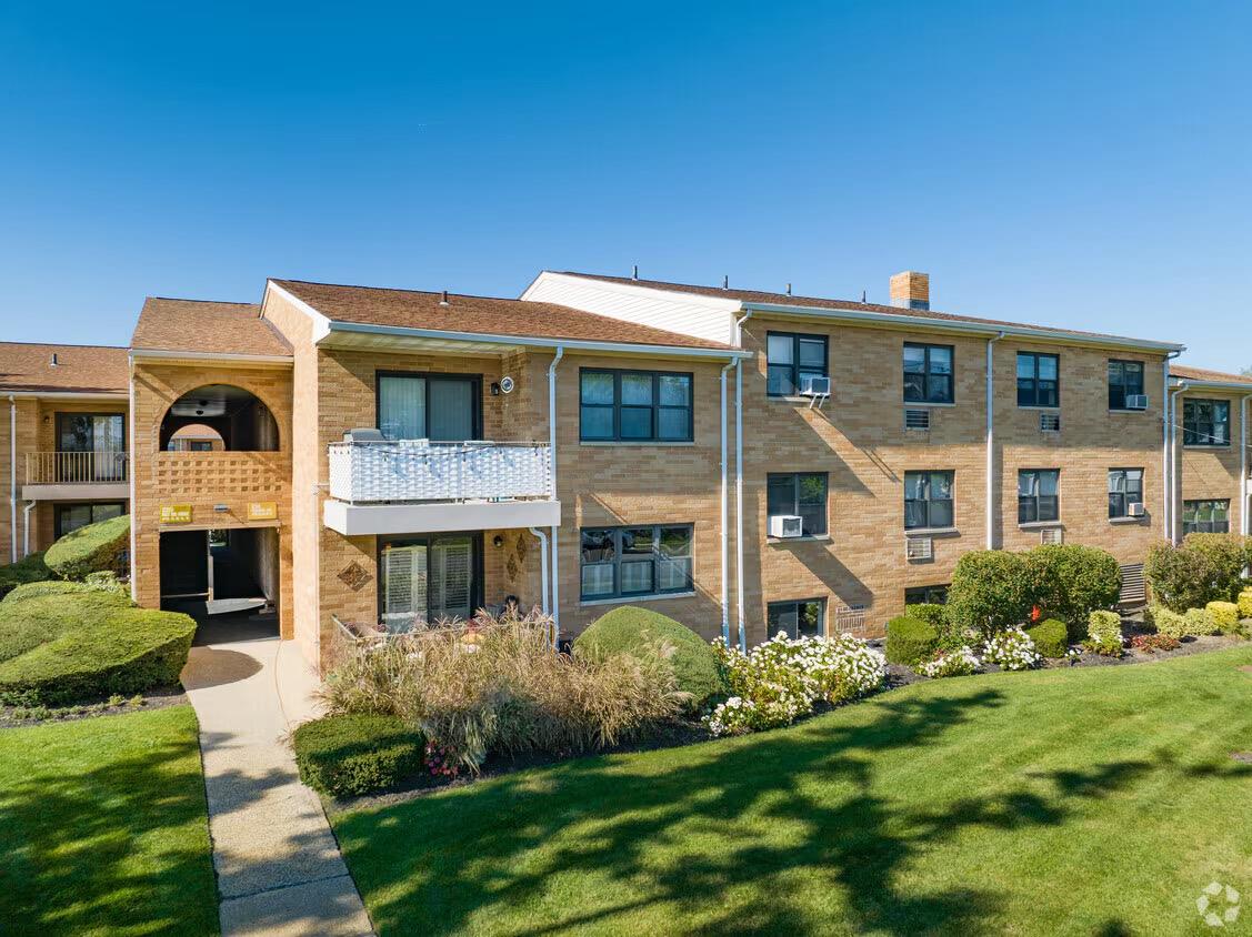 8 Florence Avenue #16C, Freeport, New York image 1