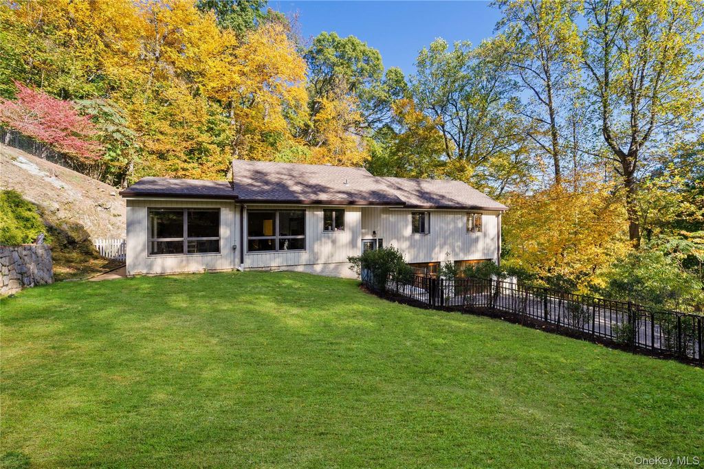 Photo of 16 Highclere Lane #A, Valhalla, NY 10595 (MLS # 938468)