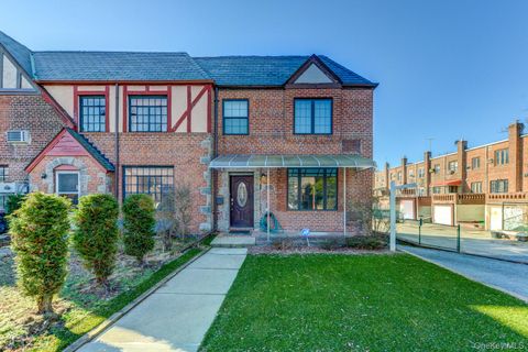 Photo of 67-54 Groton Street, Forest Hills, NY 11375 (MLS # 918127)