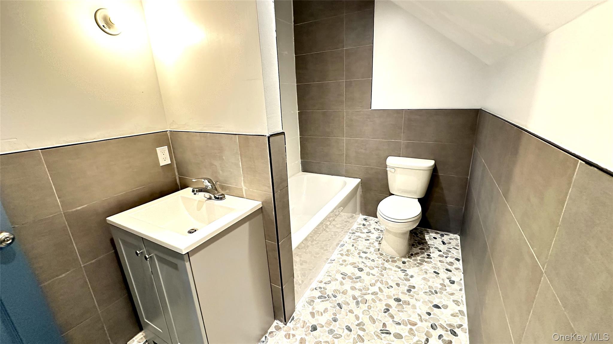 Poughkeepsie, New York 12601, United States, 2 Bedrooms Bedrooms, ,2 BathroomsBathrooms,Residential,Active,206769