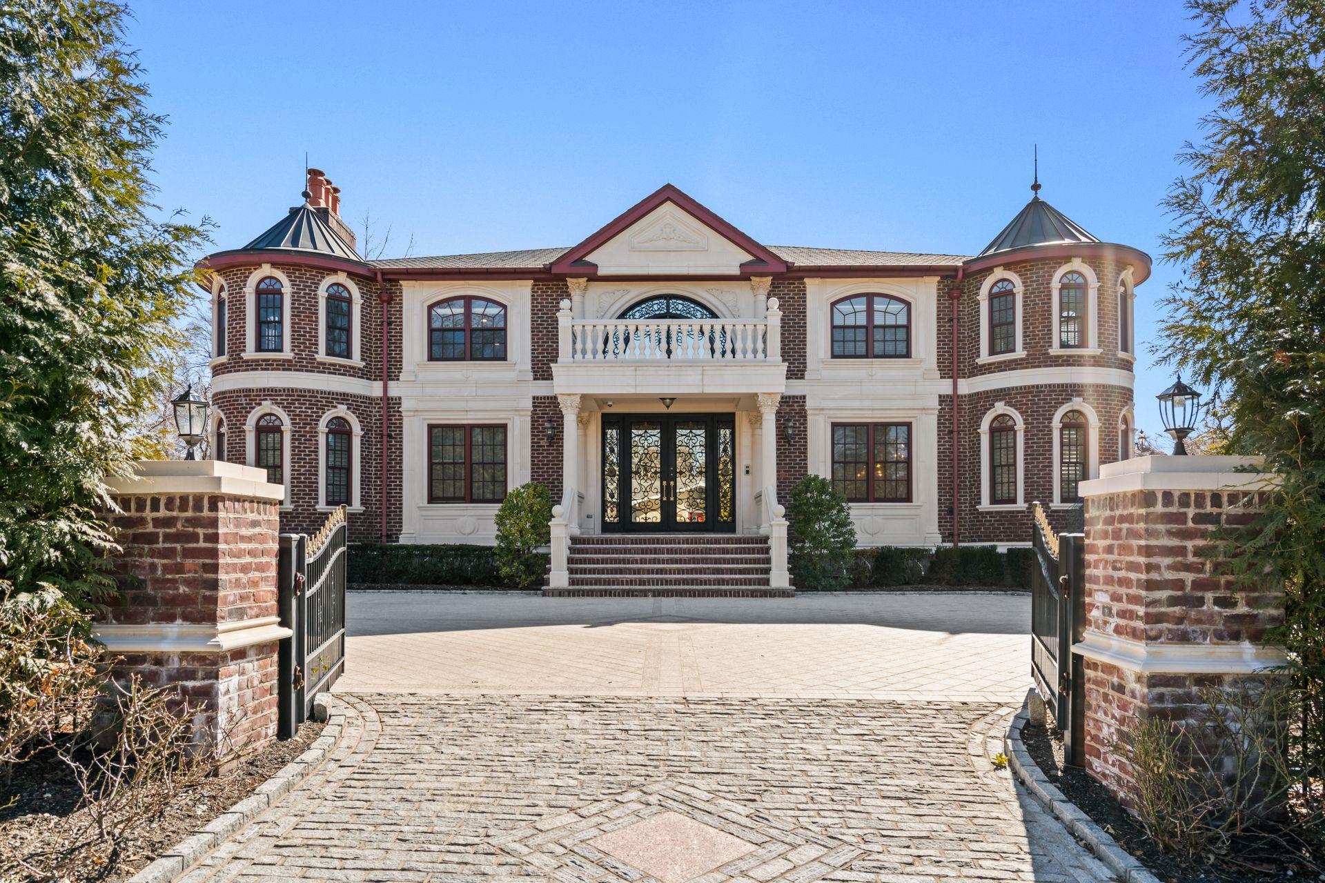 28 Whitney Circle, Glen Cove, New York image 1