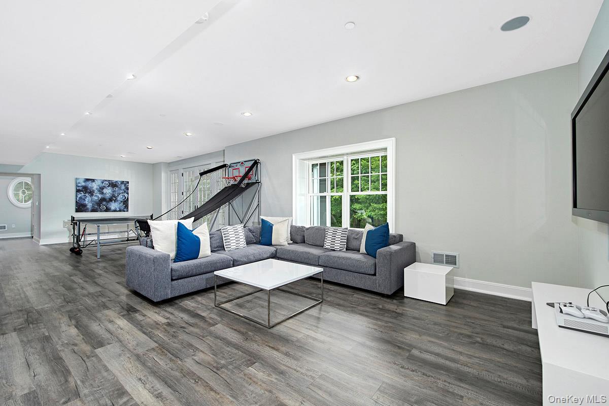 Chappaqua, New York 10514, United States, 4 Bedrooms Bedrooms, ,6 BathroomsBathrooms,Residential,Coming Soon,162189