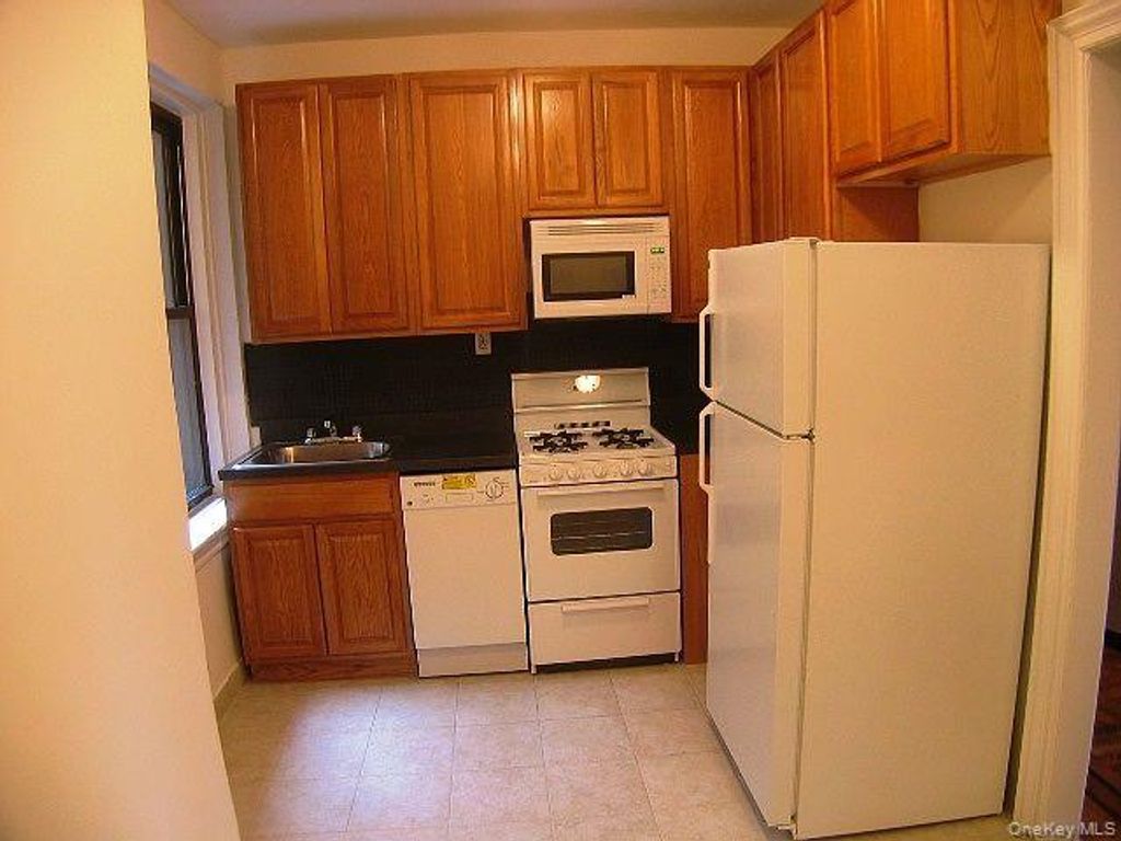 Photo of 139-19 34th Avenue, Flushing, NY 11354 (MLS # 965311)