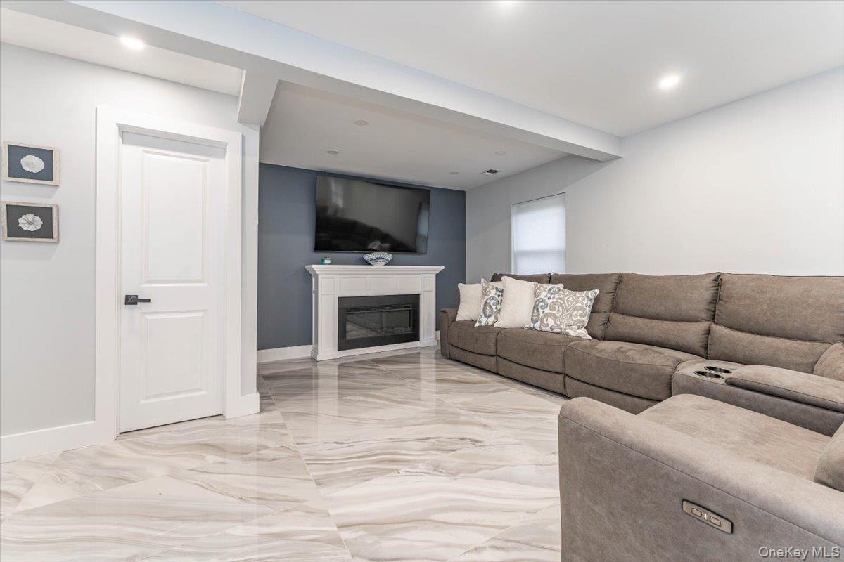 Atlantic Beach, New York 11509, United States, 2 Bedrooms Bedrooms, ,2 BathroomsBathrooms,Residential,Active,235730