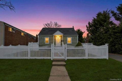 847 N Clinton Avenue Lindenhurst NY 11757