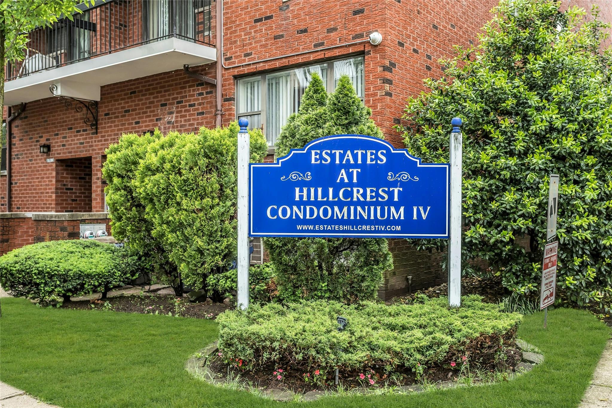 Sutton Place 1, Fresh Meadows, Queens, NY - 2 Bedrooms  
3 Bathrooms  
5 Rooms - 